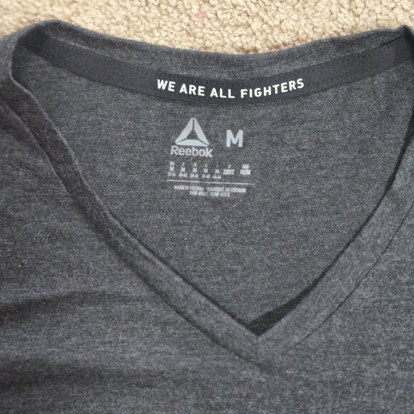 NWT Reebok Women’s UFC T Shirt Short Sleeve V Neck Gray Size M - Picture 3 of 12